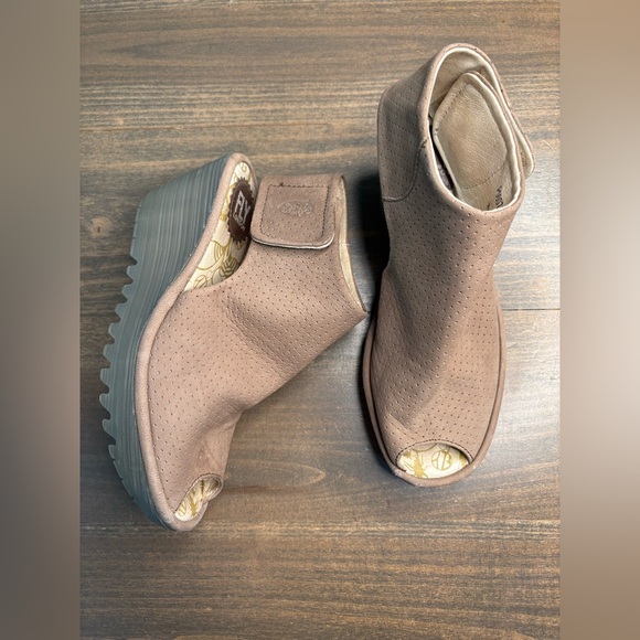 Fly London Wedge Brown YEPE CrossOver Perforated Cut Out Platform Pump Shoes - Picture 1 of 12